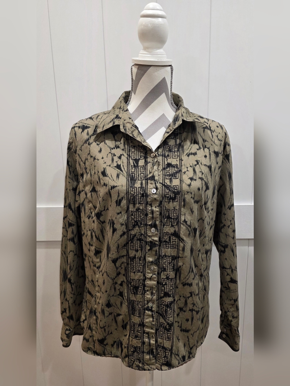 Chico's Women's Button-up Blouse Size 2 - Item 144